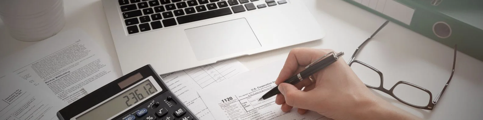 Estudiante con calculadora